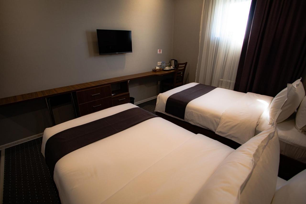 Sharaf Hotel Tashkent Esterno foto